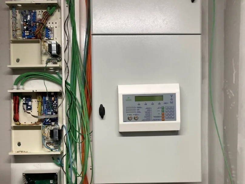 Brandmeldcentrale aan de wand