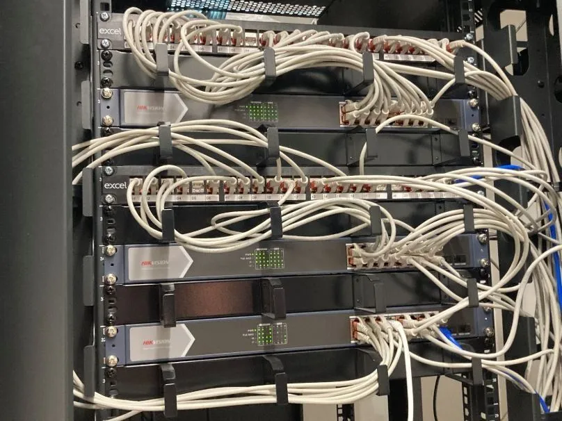 Datakast met gestructureerde bekabeling