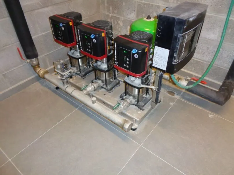 Drukverhogingsinstallatie met drie pompen