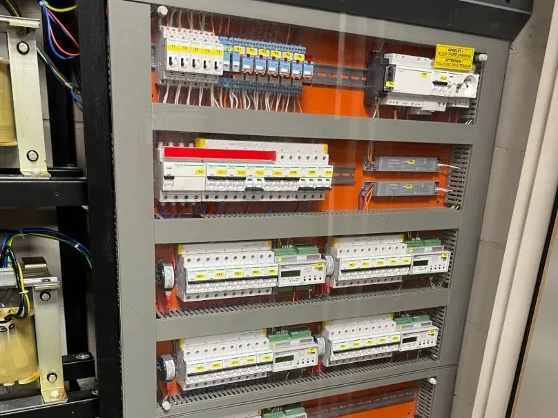 Open elektrisch verdeelbord met beveiligingen