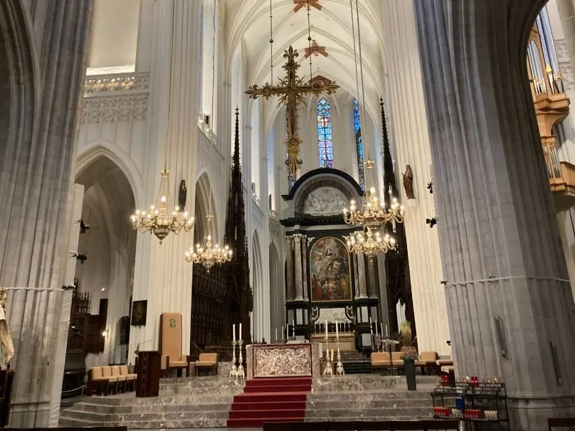 Kerkinterieur met nieuwe verlichting