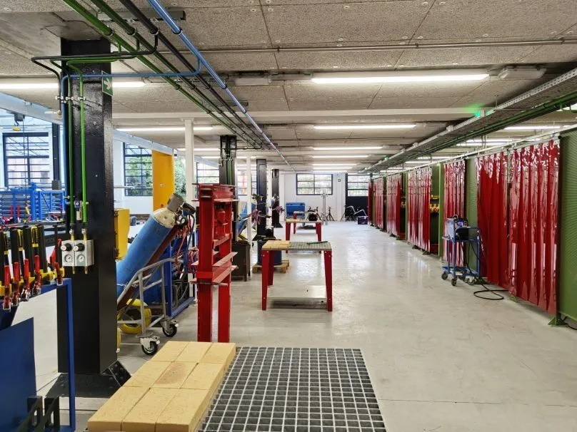 Laskamers met afzuiging in een technische school
