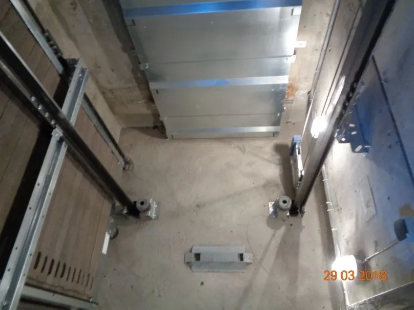 Bovenaanzicht van een liftschacht
