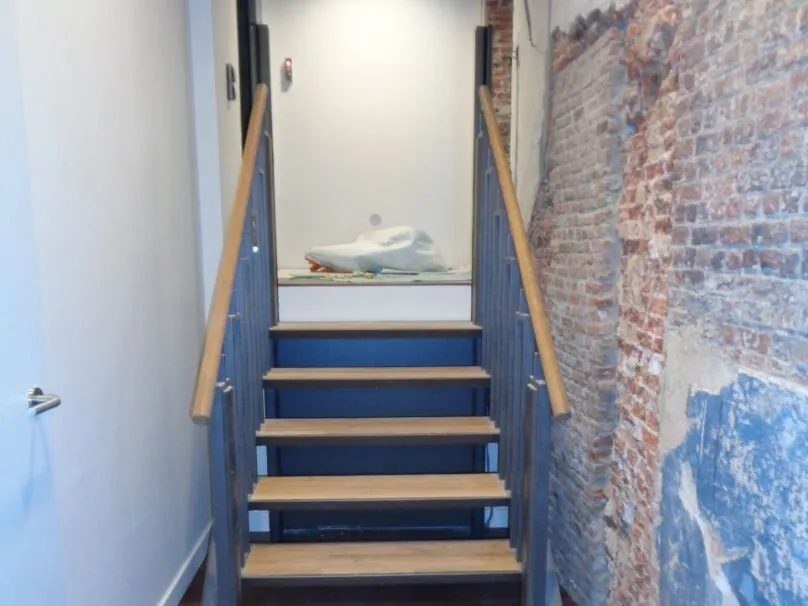 Liftschacht naast een trap in een renovatie