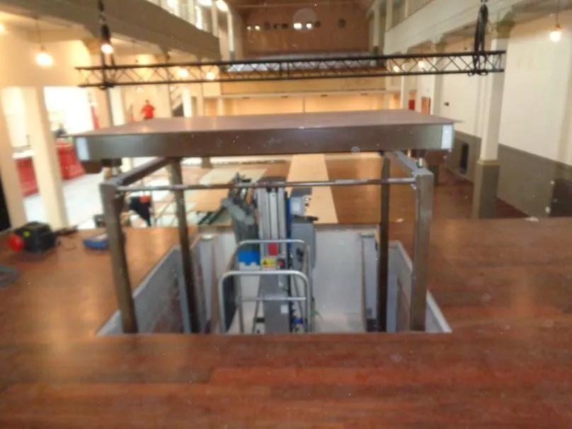 Geopende plateaulift in een vloer