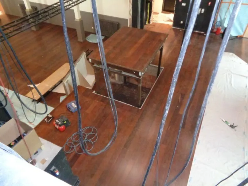 Plateaulift ingewerkt in een houten vloer
