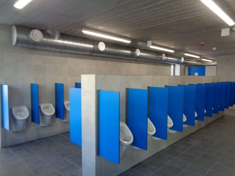 Sanitaire ruimte met urinoirs en scheidingswanden