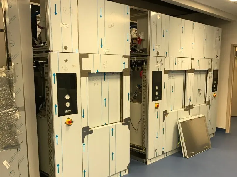 Rij schakelkasten in een technische ruimte