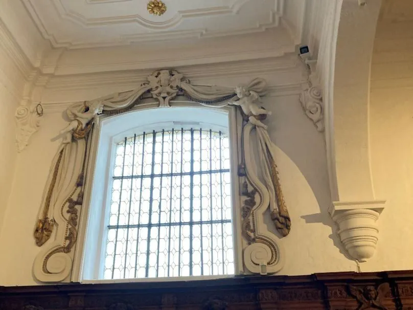 Interieur van een kerk met brand- en camerabeveiliging