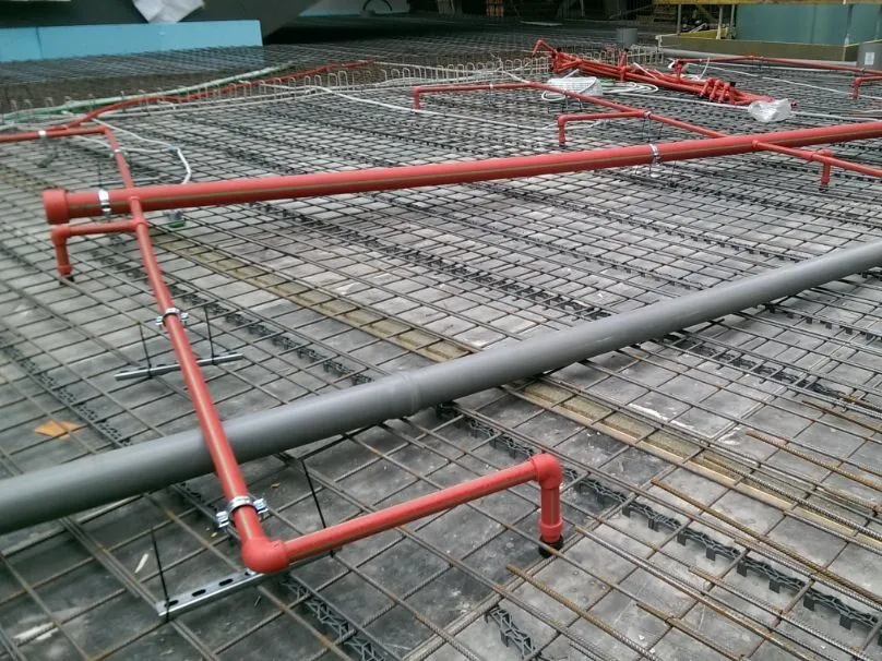 Rode sprinklerleidingen tijdens de montage