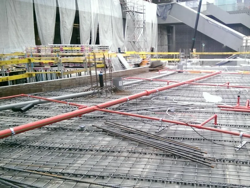 Sprinklernet onder een dakstructuur