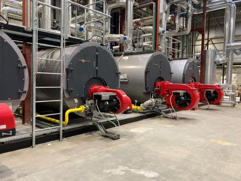 Stookplaats met industriële ketels en rode branders