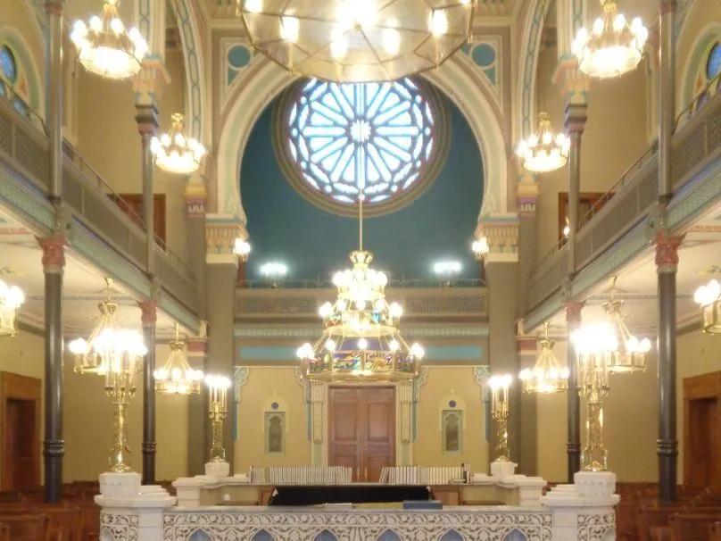 Gerestaureerde synagoge met kroonluchters