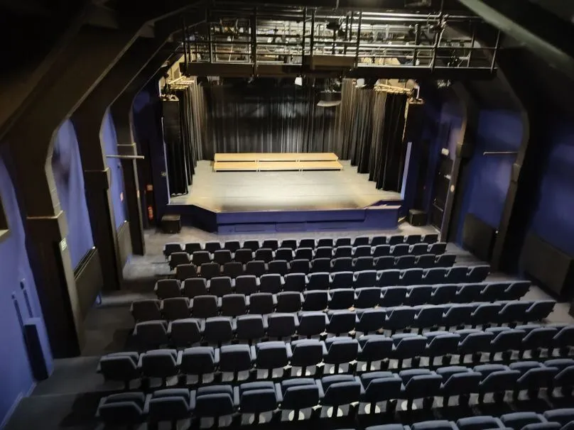 Theaterzaal met podium en technieken