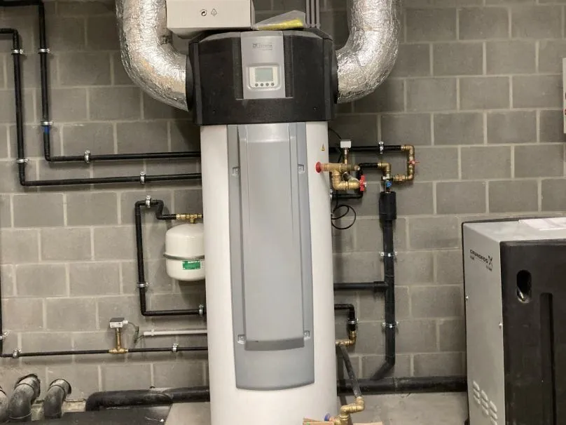 Warmtepompboiler in een technische ruimte
