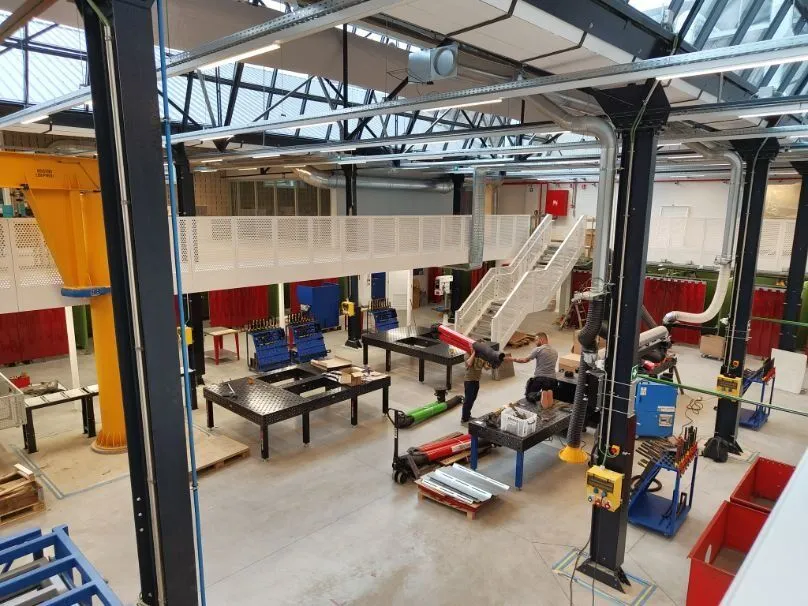 Werkplaats met technische installaties